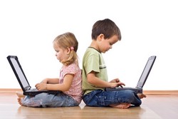 Дети играют в компьютерные игры